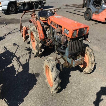 Used and Old KUBOTA B7000DT Tractor for sale