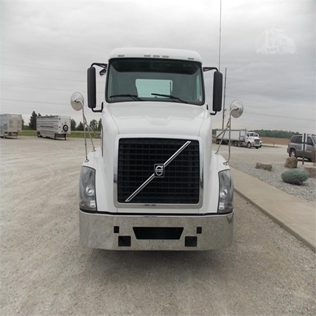 Used VOLVO VNL64T300 Heavy Duty Truck for Sale