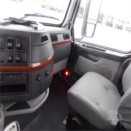 Used VOLVO VNL64T300 Heavy Duty Truck for Sale