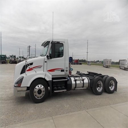 Used VOLVO VNL64T300 Heavy Duty Truck for Sale
