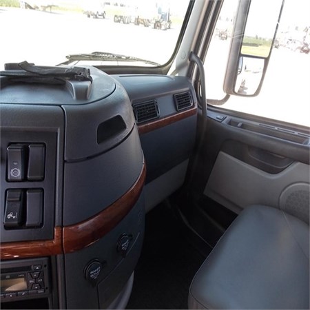 Used VOLVO VNL64T300 Heavy Duty Truck for Sale
