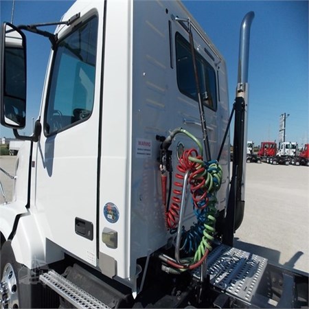 Used VOLVO VNL64T300 Heavy Duty Truck for Sale