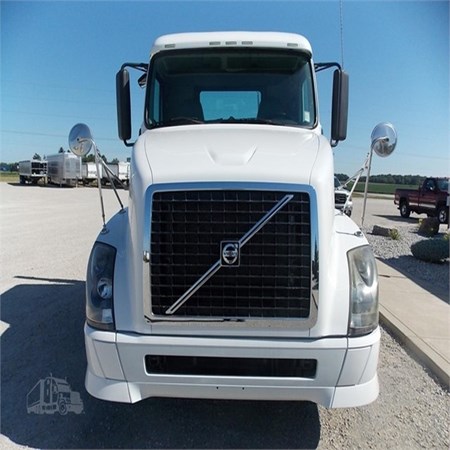 Used VOLVO VNL64T300 Heavy Duty Truck for Sale